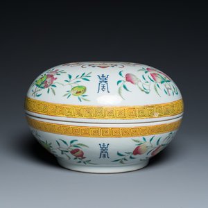 A round Chinese famille rose 'bats, sanduo and Shou' box and cover, Guangxu mark and of the period — photo 2