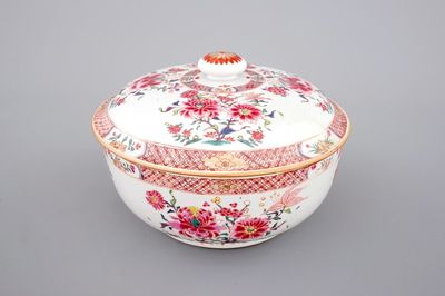 A round Chinese famille rose export porcelain tureen and cover, Qianlong, 18th C.