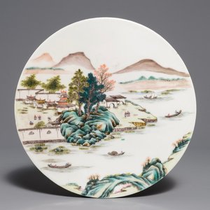 A round Chinese famille rose landscape plaque, 19/20th C. — photo 1