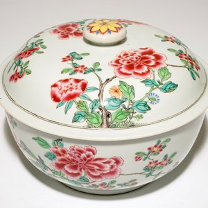 A round Chinese famille rose tureen and cover, Yongzheng/Qianlong — 照片 1