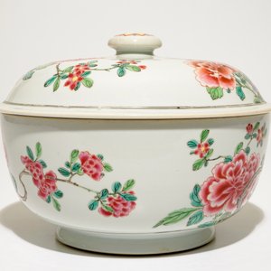 A round Chinese famille rose tureen and cover, Yongzheng/Qianlong — 照片 5
