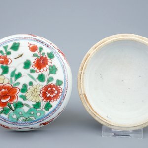 A round Chinese famille verte box with cover, Kangxi — photo 2