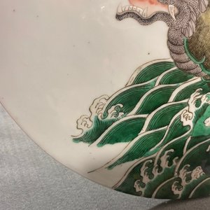 A round Chinese famille verte 'qilin' plaque, 19th C. — 照片 4
