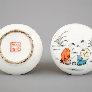 A round Chinese porcelain box and cover with erotic scenes inside, 20th C. — photo 1
