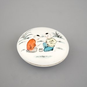 A round Chinese porcelain box and cover with erotic scenes inside, 20th C. — photo 2