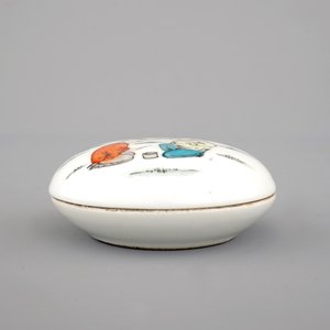 A round Chinese porcelain box and cover with erotic scenes inside, 20th C. — photo 3