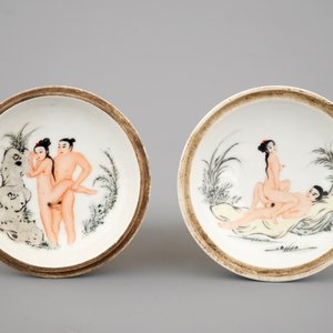 A round Chinese porcelain box and cover with erotic scenes inside, 20th C. — photo 4
