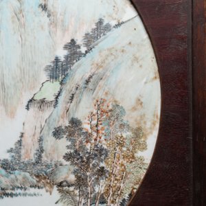 A round Chinese qianjiang cai 'landscape' plaque, signed Wang Shao Wei, 19th C. — 照片 5