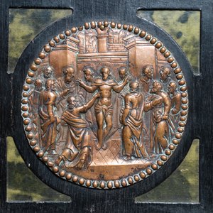 A round copper 'Christ in the temple' plaque, Italy, 16th C. — photo 3