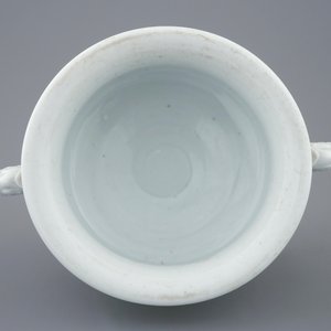 A round Dehua blanc de Chine censer with moulded and underglaze decoration, Kangxi — 照片 4