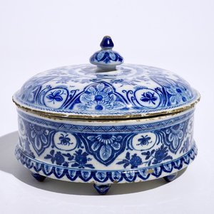 A round Dutch Delft blue and white spice box and cover, 18th C. — photo 1