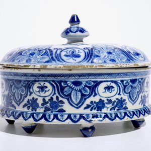 A round Dutch Delft blue and white spice box and cover, 18th C. — photo 3