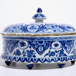 A round Dutch Delft blue and white spice box and cover, 18th C. — photo 5