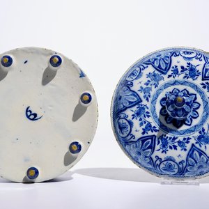 A round Dutch Delft blue and white spice box and cover, 18th C. — photo 7