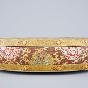 A round Japanese porcelain box and cover, Satsuma, Japan, 19th C. — photo 5