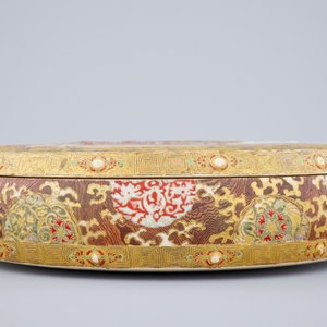 A round Japanese porcelain box and cover, Satsuma, Japan, 19th C. — photo 6
