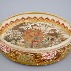 A round Japanese porcelain box and cover, Satsuma, Japan, 19th C. — photo 9