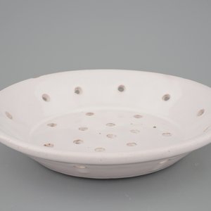 A round white Delftware strainer, 18th C. — 照片 2