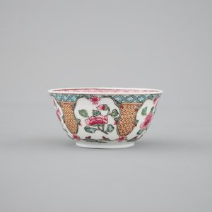 A ruby back semi-eggshell porcelain cup and saucer, Yongzheng — photo 6