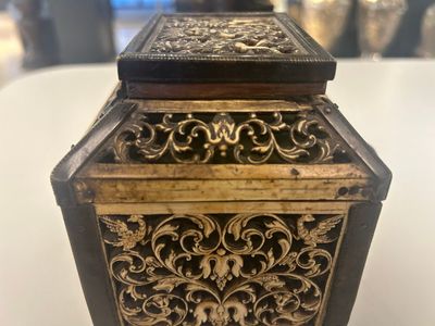 A Russian Kholmogory reticulated walrus bone casket with brass mounts, 17th C. — 照片 5