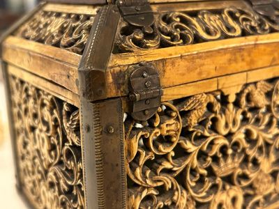 A Russian Kholmogory reticulated walrus bone casket with brass mounts, 17th C. — 照片 11