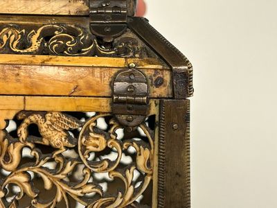A Russian Kholmogory reticulated walrus bone casket with brass mounts, 17th C. — 照片 15