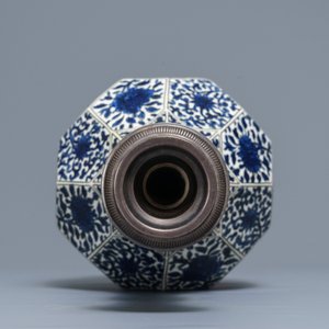 A Safavid style silver-mounted blue and white vase, Samson, Paris, 19th C. — 照片 6