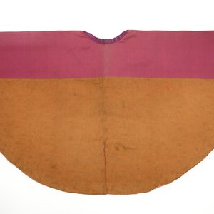 A salmon silk matador cape with embroidered floral design, Spain, 1st half 20th C. — 照片 2