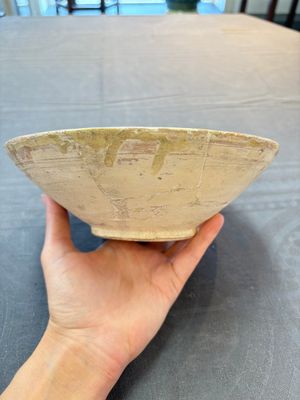 A Samanid pottery 'Kufic' inscribed bowl and a white-spotted brown-ground bowl, Iran, 10th C. — 照片 1