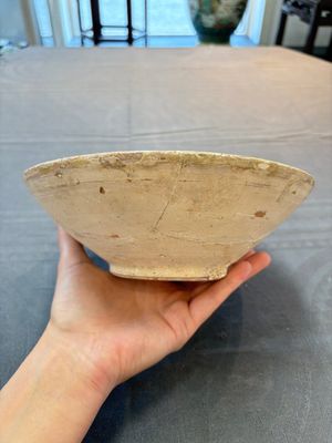 A Samanid pottery 'Kufic' inscribed bowl and a white-spotted brown-ground bowl, Iran, 10th C. — 照片 2