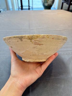 A Samanid pottery 'Kufic' inscribed bowl and a white-spotted brown-ground bowl, Iran, 10th C. — 照片 3