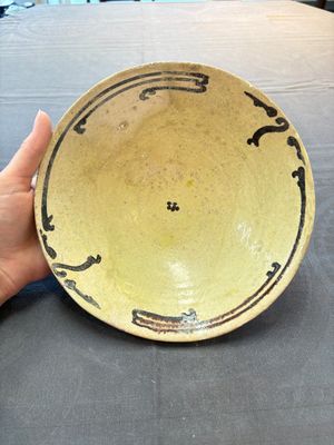 A Samanid pottery 'Kufic' inscribed bowl and a white-spotted brown-ground bowl, Iran, 10th C. — 照片 5