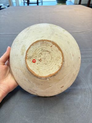 A Samanid pottery 'Kufic' inscribed bowl and a white-spotted brown-ground bowl, Iran, 10th C. — 照片 6