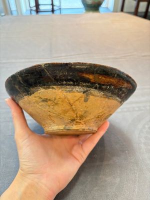 A Samanid pottery 'Kufic' inscribed bowl and a white-spotted brown-ground bowl, Iran, 10th C. — 照片 7