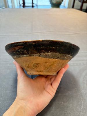 A Samanid pottery 'Kufic' inscribed bowl and a white-spotted brown-ground bowl, Iran, 10th C. — 照片 8