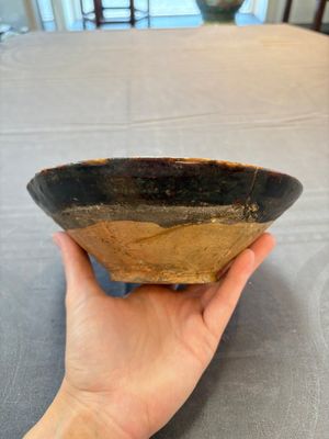 A Samanid pottery 'Kufic' inscribed bowl and a white-spotted brown-ground bowl, Iran, 10th C. — 照片 9