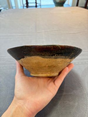 A Samanid pottery 'Kufic' inscribed bowl and a white-spotted brown-ground bowl, Iran, 10th C. — 照片 10