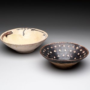A Samanid pottery 'Kufic' inscribed bowl and a white-spotted brown-ground bowl, Iran, 10th C. — 照片 1