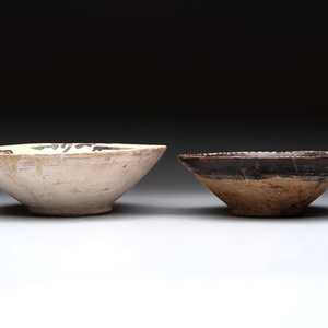 A Samanid pottery 'Kufic' inscribed bowl and a white-spotted brown-ground bowl, Iran, 10th C. — 照片 2
