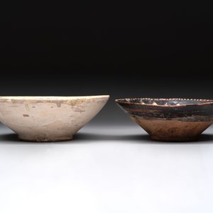 A Samanid pottery 'Kufic' inscribed bowl and a white-spotted brown-ground bowl, Iran, 10th C. — 照片 3