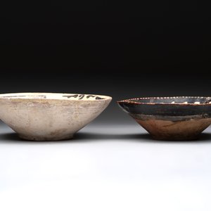 A Samanid pottery 'Kufic' inscribed bowl and a white-spotted brown-ground bowl, Iran, 10th C. — 照片 4