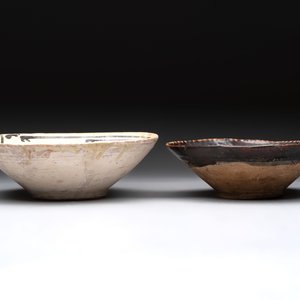 A Samanid pottery 'Kufic' inscribed bowl and a white-spotted brown-ground bowl, Iran, 10th C. — 照片 5