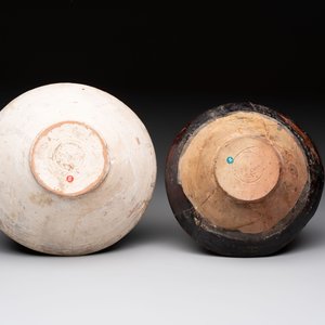 A Samanid pottery 'Kufic' inscribed bowl and a white-spotted brown-ground bowl, Iran, 10th C. — 照片 7