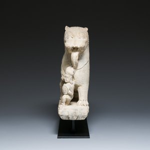 A sandstone group of a prince chasing a lion, India, probably Chandela period, 11th C. — photo 2