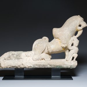 A sandstone group of a prince chasing a lion, India, probably Chandela period, 11th C. — photo 3
