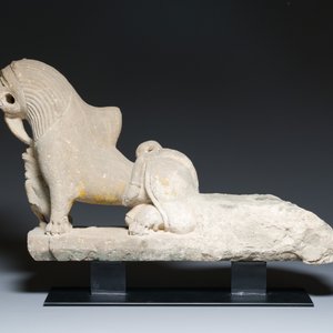 A sandstone group of a prince chasing a lion, India, probably Chandela period, 11th C. — photo 4