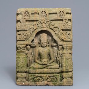 A sandstone relief depicting the seated Buddha in a temple, India, 12/13th C. — 照片 1