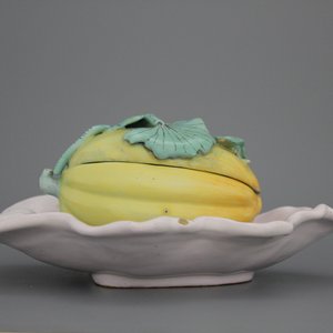 A Schrezheim faience tureen modelled as a melon on a fixed leaf, 18th C. — photo 1