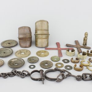 A selection of African bronze bracelets, coins, chains and other items, 19/20th C. — 照片 1
