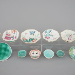A set of 10 Chinese famille rose porcelain bowls on foot, 2 vases and 2 saucers, 19th C. — photo 1